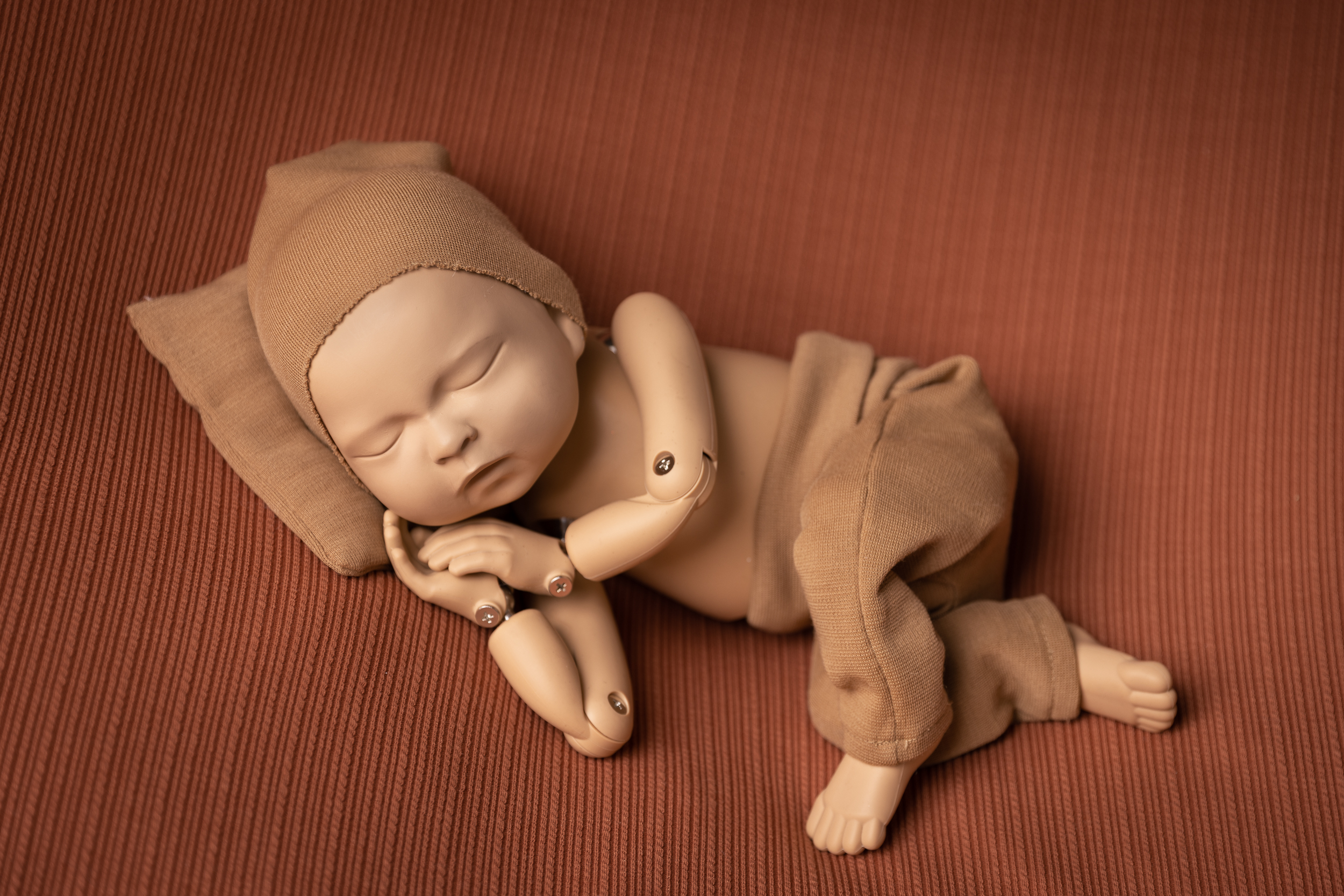 Newborn posing, Sidepose