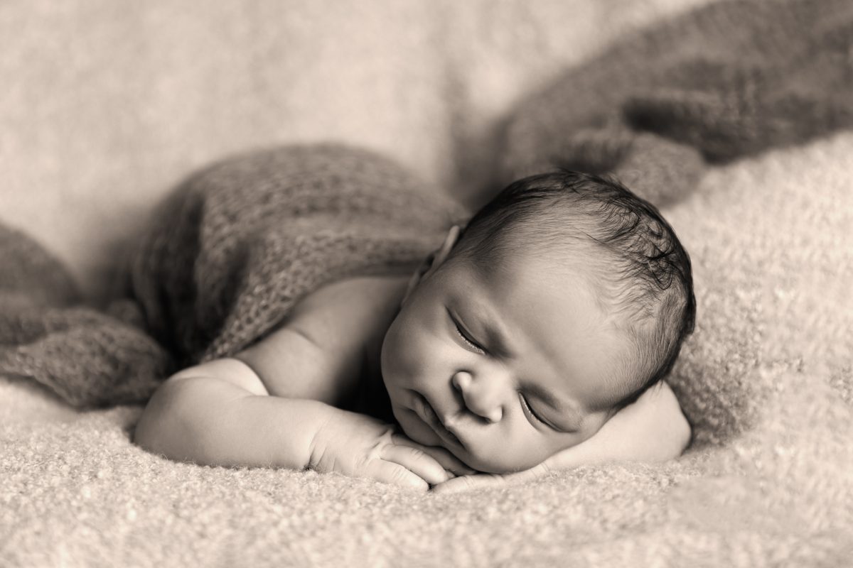Neugeborenenfotografie - Chin on hand pose
